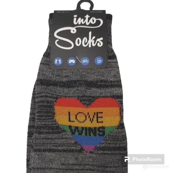 into socks mens womens gray love wins rainbow color shoe size 7-12 NWT - Picture 2 of 3